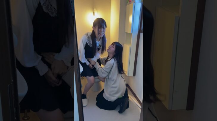 【事故】トイレ漏らすまで邪魔してみた #shorts