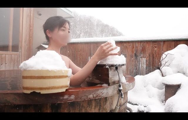 【温泉女子】ハダカで夢中になって雪だるま作り…☃️